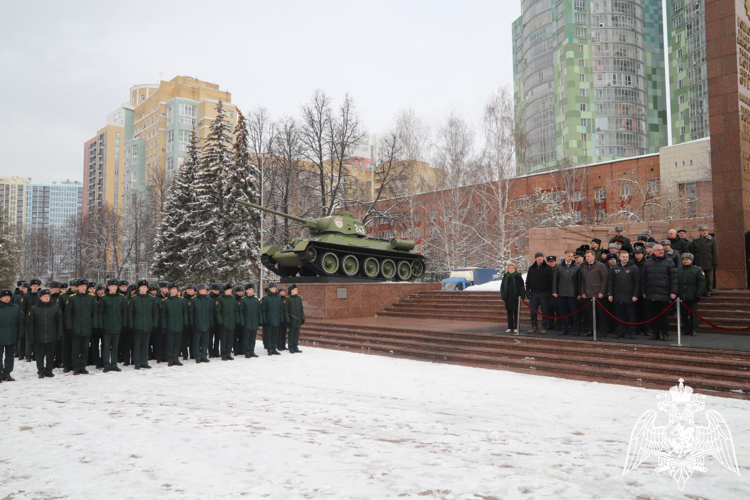 Курсанты Пермского военного института приняли участие в возложении цветов у монумента Уральскому добровольческому танковому корпусу