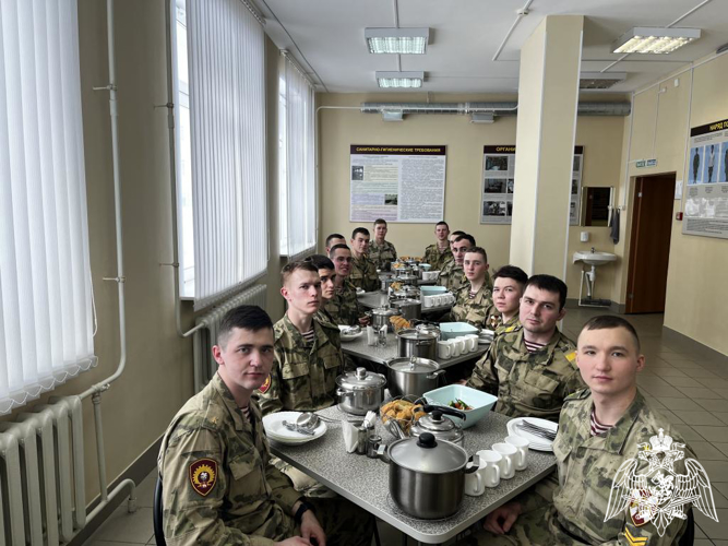 На факультете (тыла) проводится учебная (технологическая) практика в выпечке хлеба, организации и проведении контрольно-показательной варки пищи