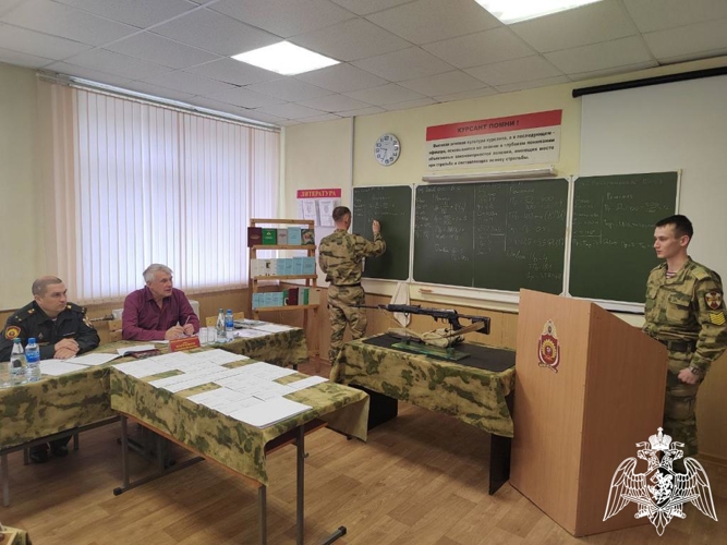 В Пермском военном институте курсанты выпускного курса приступили к сдаче экзамена по огневой подготовке