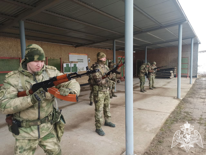 Проведение в Пермском военном институте с профессорско-преподавательским составом  сборов по тактико-огневой подготовке под руководством офицеров Главного управления подготовки войск (сил) ФС ВНГ РФ