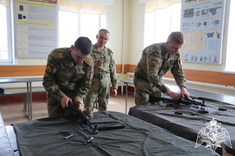 В Пермском военном институте курсанты выпускного курса приступили к сдаче экзамена по огневой подготовке