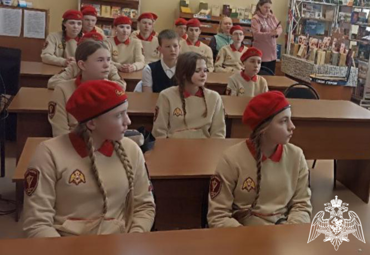 Работники библиотеки Пермского военного института провели беседу с учащимися классов Росгвардии школ Орджоникидзевского района г. Перми