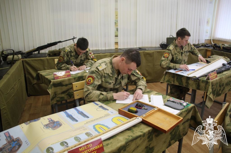 В Пермском военном институте курсанты выпускного курса приступили к сдаче экзамена по огневой подготовке