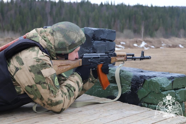 В Пермском военном институте курсанты выпускного курса приступили к сдаче экзамена по огневой подготовке