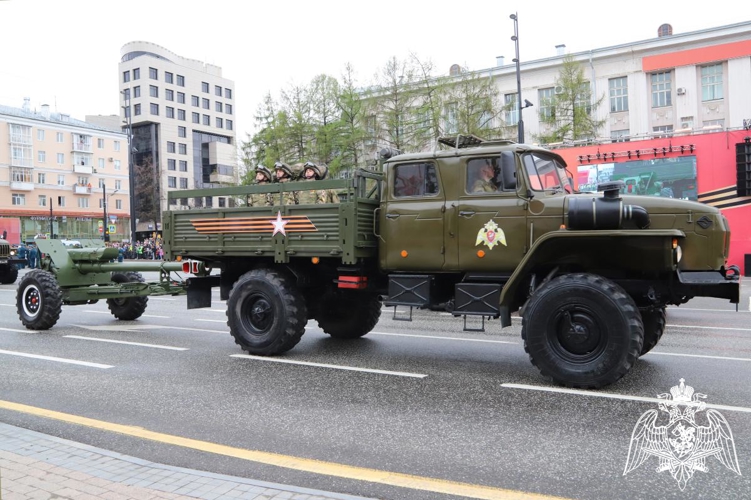 Военнослужащие Пермского военного института Росгвардии приняли участие в Параде Победы на Октябрьской площади города Перми