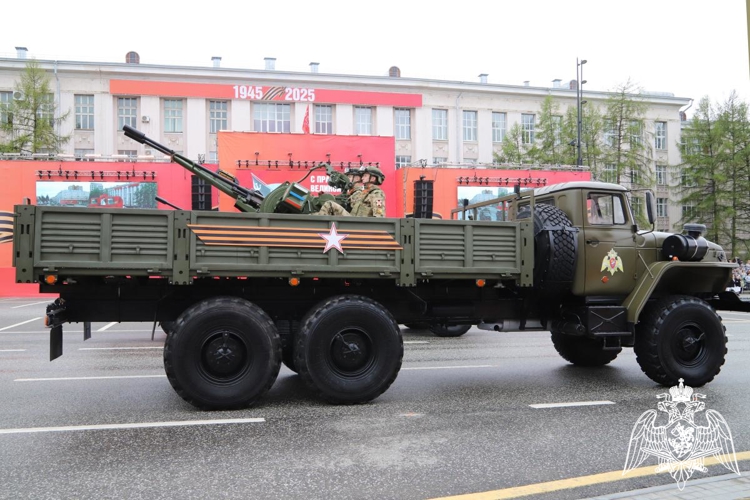 Военнослужащие Пермского военного института Росгвардии приняли участие в Параде Победы на Октябрьской площади города Перми