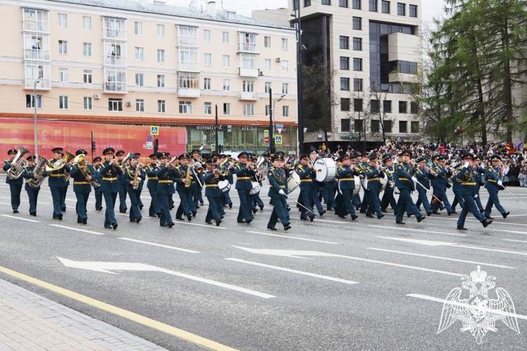 Военнослужащие Пермского военного института Росгвардии приняли участие в Параде Победы на Октябрьской площади города Перми