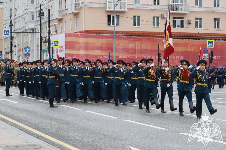 Военнослужащие Пермского военного института Росгвардии приняли участие в Параде Победы на Октябрьской площади города Перми