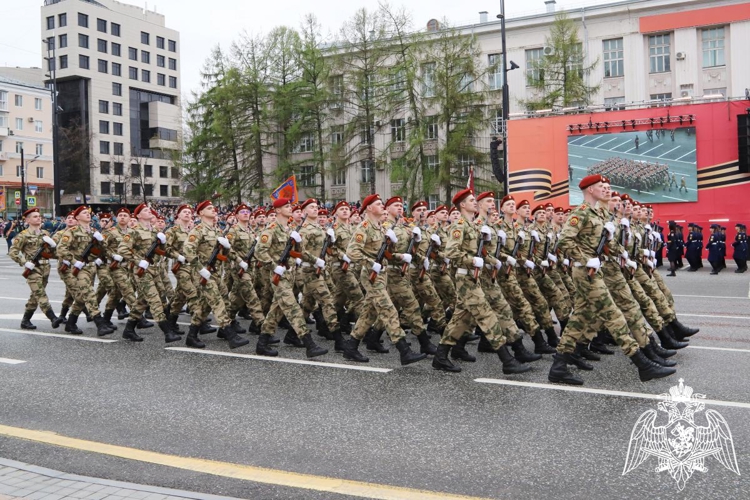 Военнослужащие Пермского военного института Росгвардии приняли участие в Параде Победы на Октябрьской площади города Перми
