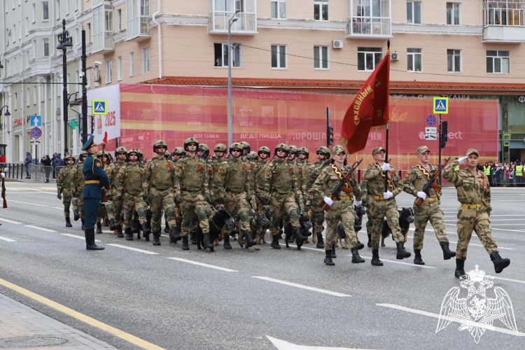 Военнослужащие Пермского военного института Росгвардии приняли участие в Параде Победы на Октябрьской площади города Перми