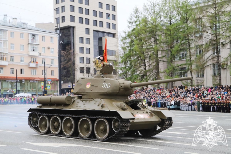 Военнослужащие Пермского военного института Росгвардии приняли участие в Параде Победы на Октябрьской площади города Перми