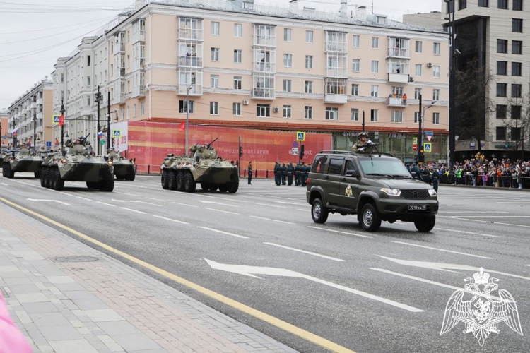 Военнослужащие Пермского военного института Росгвардии приняли участие в Параде Победы на Октябрьской площади города Перми