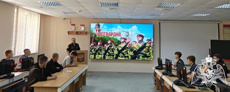 На факультете (связи) с абитуриентами проведено военно-политическое информирование