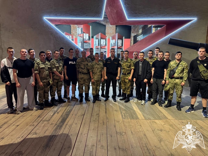 Абитуриенты факультета (инженерного обеспечения) посетили выставку «Оружие Победы»