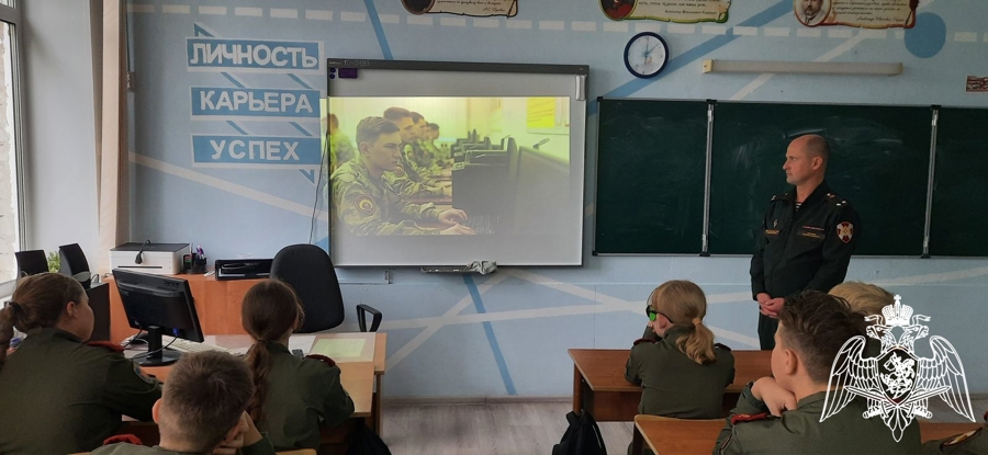 Преподавателем кафедры информационных технологий и защиты информации факультета, была проведена агитационно-пропагандистская работа с учащимися кадетского класса общеобразовательной школы № 130 (г. Нижний Новгород)