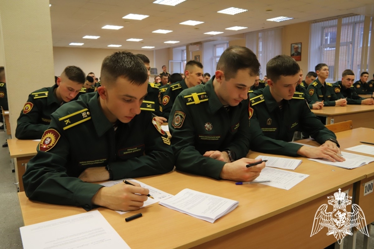 Курсанты Пермского военного института приняли участие в общероссийской образовательной акции «Всероссийский экономический диктант—2025»