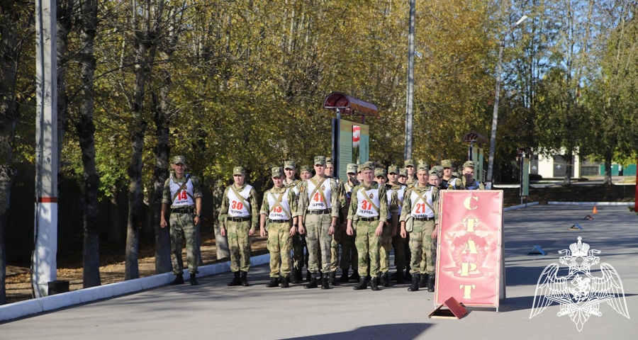 Военнослужащие Пермского военного института приняли участие в смотре физической подготовки и спортивно-массовой работы курсантов и командиров подразделений выпускных курсов