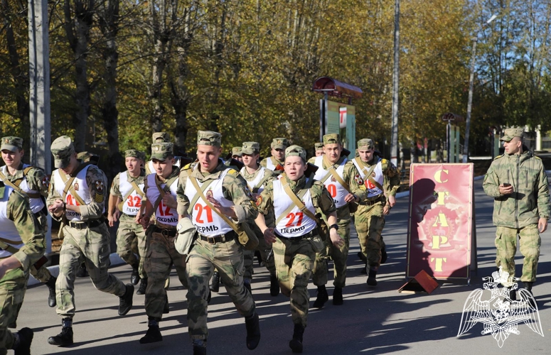 Военнослужащие Пермского военного института приняли участие в смотре физической подготовки и спортивно-массовой работы курсантов и командиров подразделений выпускных курсов