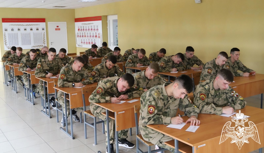 Военнослужащие Пермского военного института приняли участие в смотре физической подготовки и спортивно-массовой работы курсантов и командиров подразделений выпускных курсов