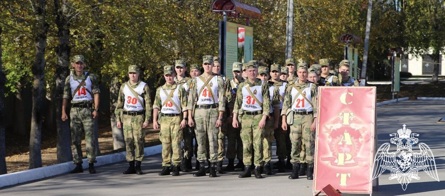 Военнослужащие Пермского военного института приняли участие в смотре физической подготовки и спортивно-массовой работы курсантов и командиров подразделений выпускных курсов