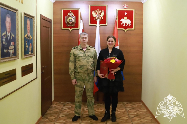 Начальник Пермского военного института войск национальной гвардии Российской Федерации полковник Филипп Сиволапов поздравил военнослужащего с Юбилеем