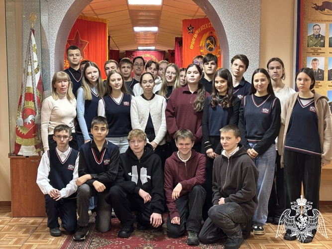 Для учащихся средних общеобразовательных школ города Перми в Пермском военном институте Росгвардии был проведен урок мужества