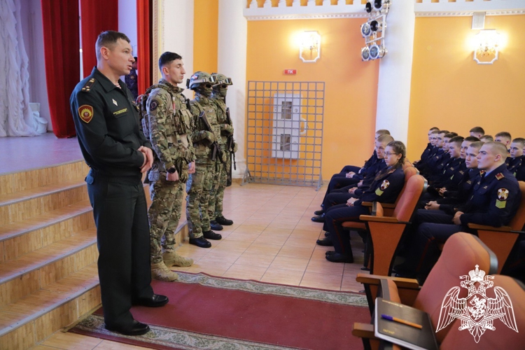 Военнослужащие Пермского военного института провели агитационно-пропагандистскую работу с воспитанниками  Пермского президентского кадетского училища имени Героя России Ф. Кузьмина войск национальной гвардии Российской Федерации