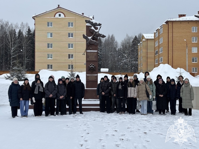 Для учащихся средних общеобразовательных школ города Перми в Пермском военном институте Росгвардии был проведен урок мужества