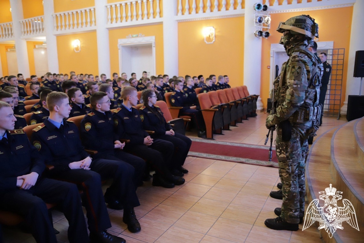 Военнослужащие Пермского военного института провели агитационно-пропагандистскую работу с воспитанниками  Пермского президентского кадетского училища имени Героя России Ф. Кузьмина войск национальной гвардии Российской Федерации