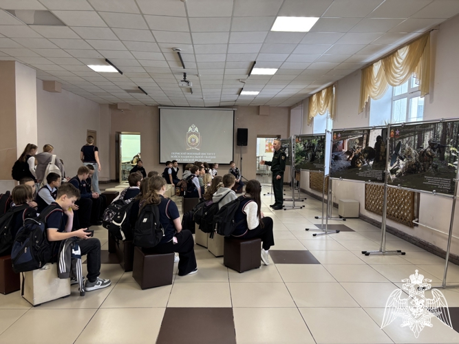Военнослужащие Пермского военного института Росгвардии провели урок мужества для учащихся средней общеобразовательной школы №101 города Перми