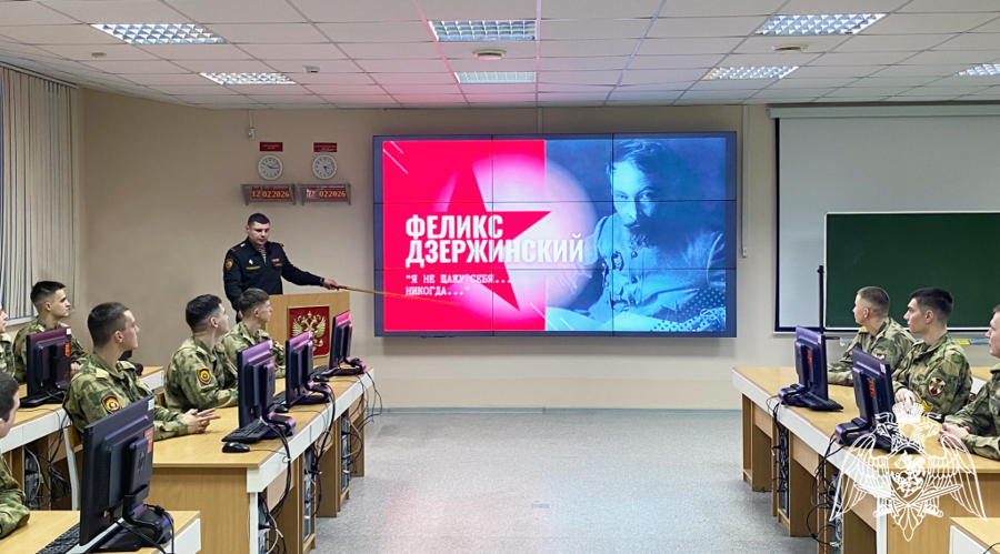 На факультете (связи и автоматизированного управления войсками) проведено военно-политическое информирование, посвященное юбилейному году войск правопорядка