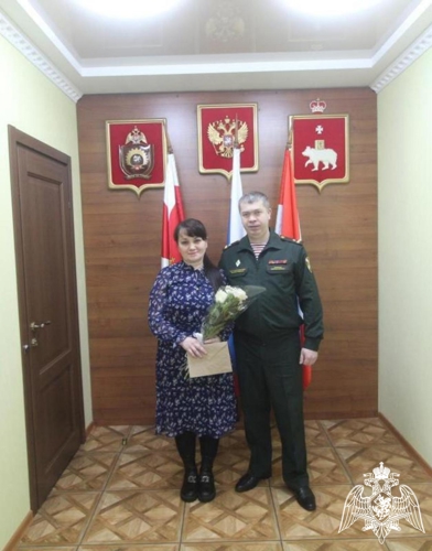 Начальник Пермского военного института войск национальной гвардии Российской Федерации полковник Ф.А. Сиволапов поздравил сотрудника с Юбилеем