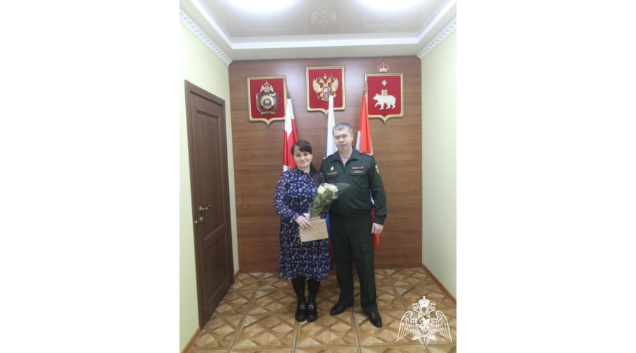 Начальник Пермского военного института войск национальной гвардии Российской Федерации полковник Ф.А. Сиволапов поздравил сотрудника с Юбилеем