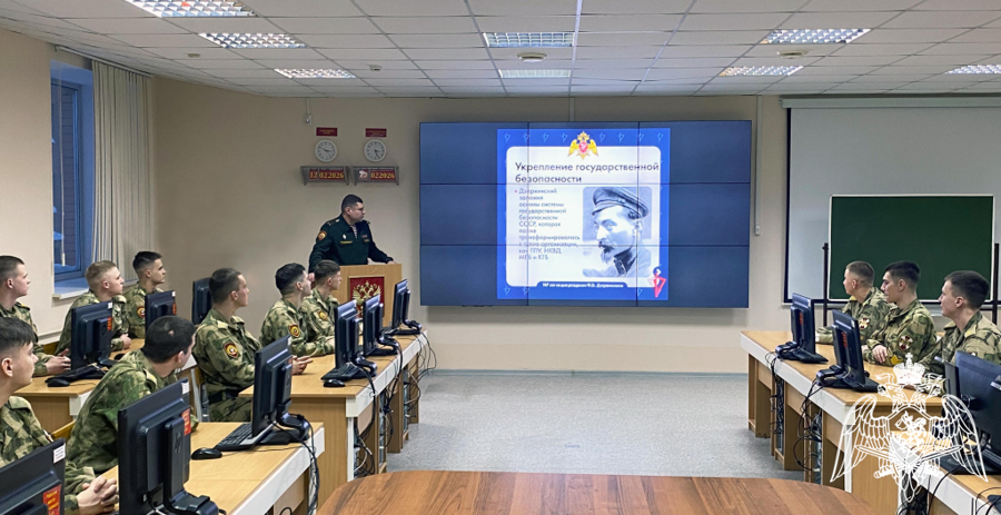На факультете (связи и автоматизированного управления войсками) проведено военно-политическое информирование, посвященное юбилейному году войск правопорядка