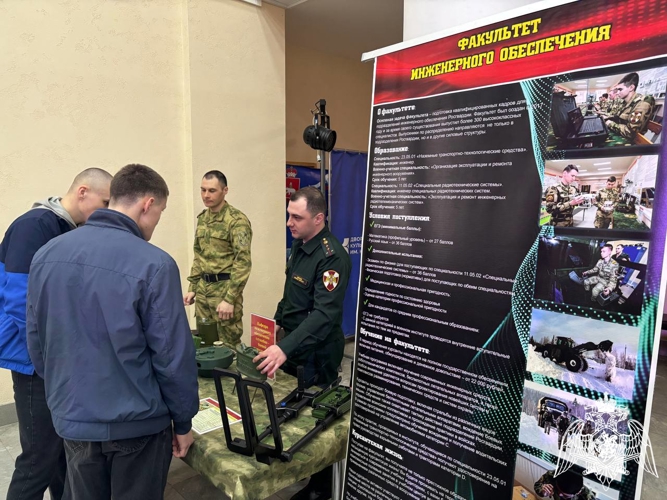 Военнослужащие Пермского военного института  приняли участие в патриотической акции «Один день с Росгвардией»