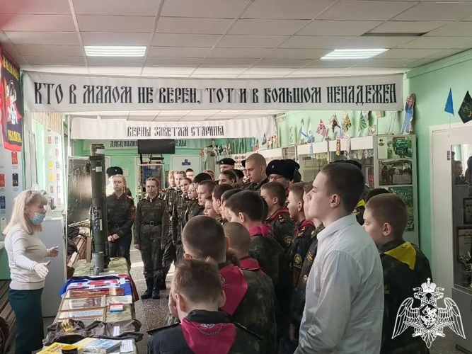 В Пермской школе бизнеса и предпринимательства прошла выездная выставка коллекции образования музейного типа клуба Пермского военного института
