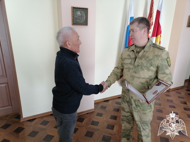 Начальник Пермского военного института войск национальной гвардии Российской Федерации полковник Ф.А. Сиволапов поздравил сотрудника с Юбилеем