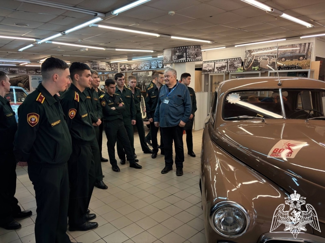 Курсанты Пермского военного института посетили автомобильный музей «Ретрогараж»