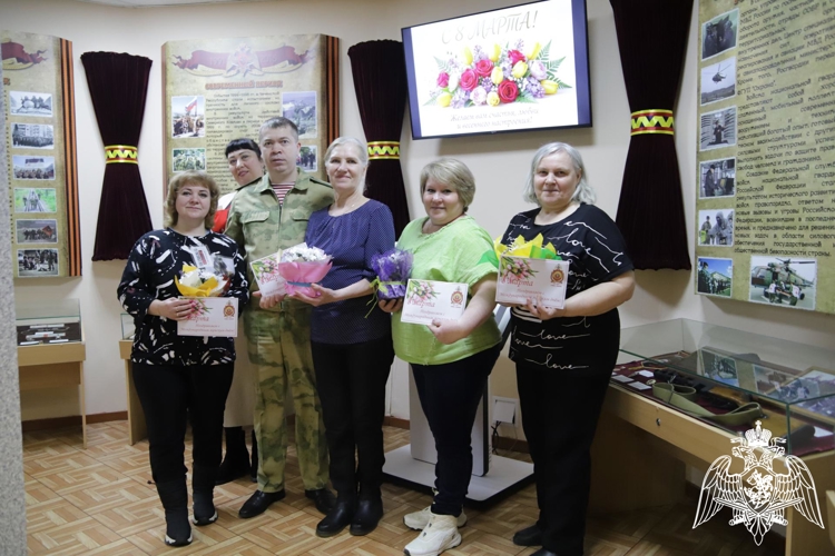 Начальник Пермского военного института Росгвардии поздравил с Международным женским днем представительниц прекрасной половины человечества