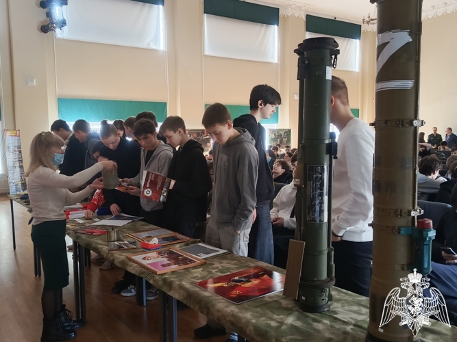 В Пермском политехническом колледже им. Н.Г. Славянова прошла выездная выставка коллекции образования музейного типа клуба Пермского военного института