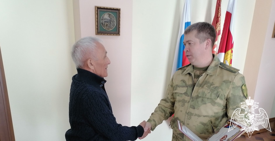 Начальник Пермского военного института войск национальной гвардии Российской Федерации полковник Ф.А. Сиволапов поздравил сотрудника с Юбилеем