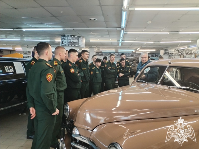 Курсанты Пермского военного института посетили автомобильный музей «Ретрогараж»