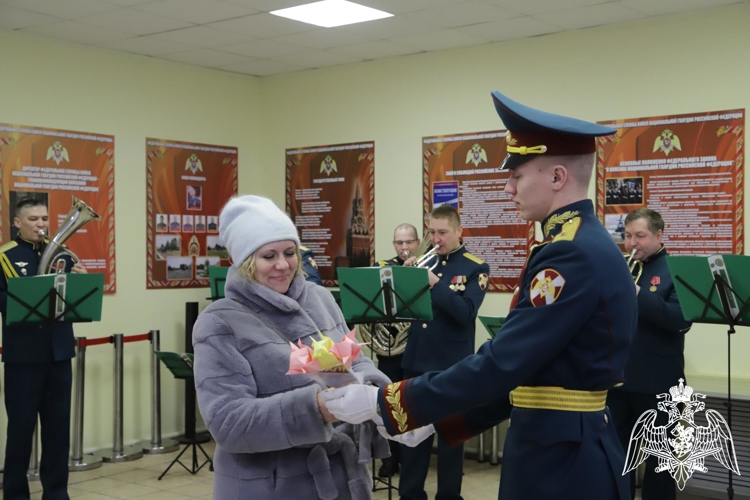 Начальник Пермского военного института Росгвардии поздравил с Международным женским днем представительниц прекрасной половины человечества