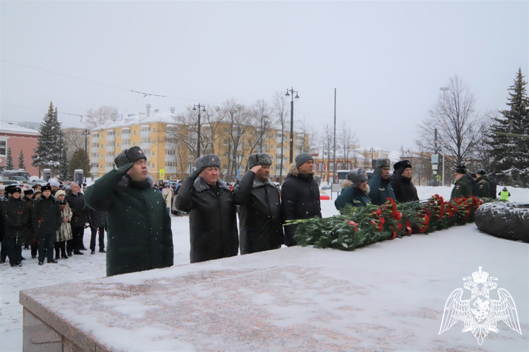 Военнослужащие Пермского военного института приняли участие в возложении цветов к памятнику Уральскому добровольческому танковому корпусу