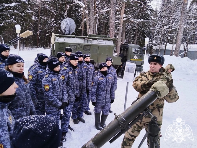 Педагогические работники и курсанты военного института приняли участие в проведении с кадетами Пермского президентского кадетского училища имени Героя России Ф. Кузьмина войск национальной гвардии Российской Федерации учебно-полевого выхода