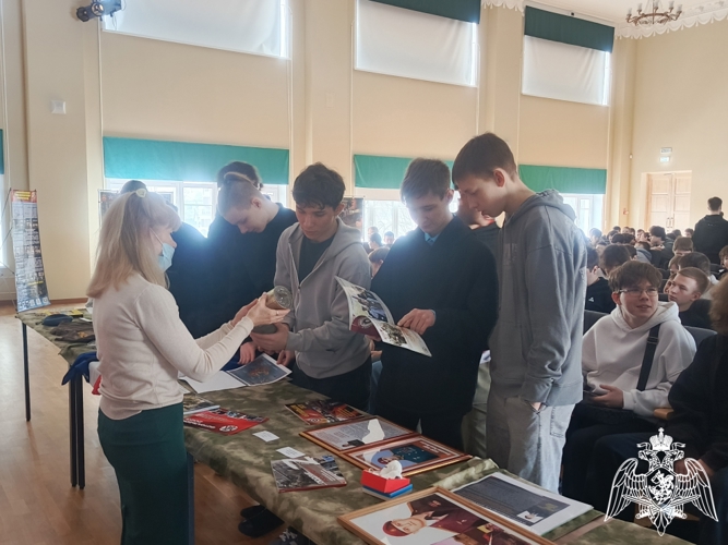 В Пермском политехническом колледже им. Н.Г. Славянова прошла выездная выставка коллекции образования музейного типа клуба Пермского военного института