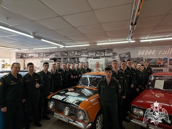 Курсанты Пермского военного института посетили автомобильный музей «Ретрогараж»