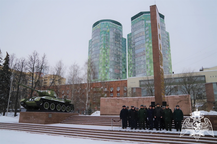Военнослужащие Пермского военного института приняли участие в возложении цветов к памятнику Уральскому добровольческому танковому корпусу