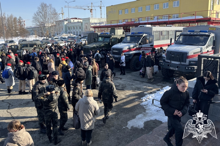 Военнослужащие Пермского военного института  приняли участие в патриотической акции «Один день с Росгвардией»