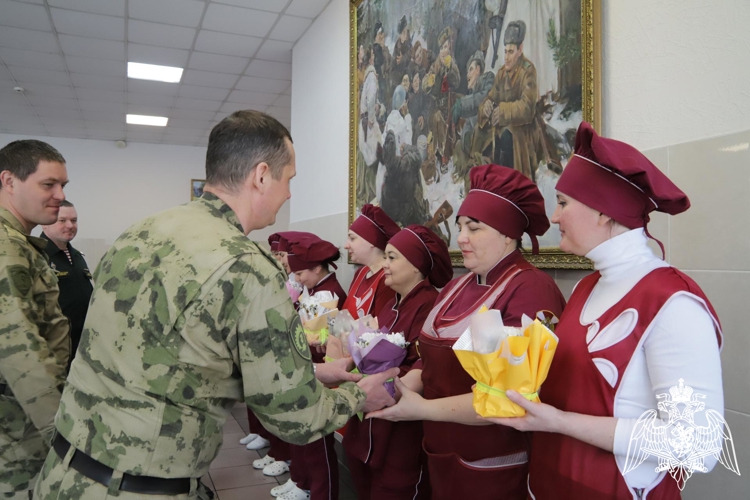 Начальник Пермского военного института Росгвардии поздравил с Международным женским днем представительниц прекрасной половины человечества